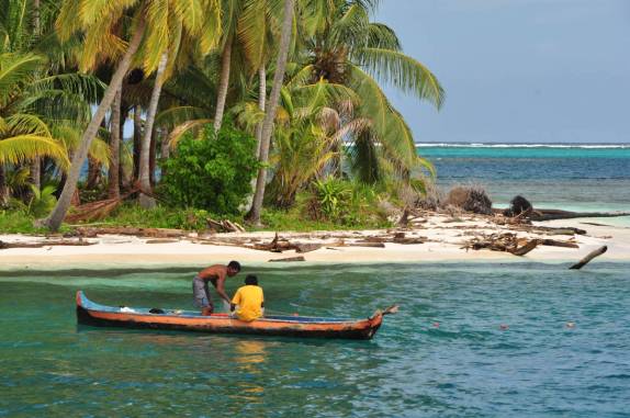 Indígenas Kuna, os habitantes das ilhas de San Blás, na costa do Panamá
